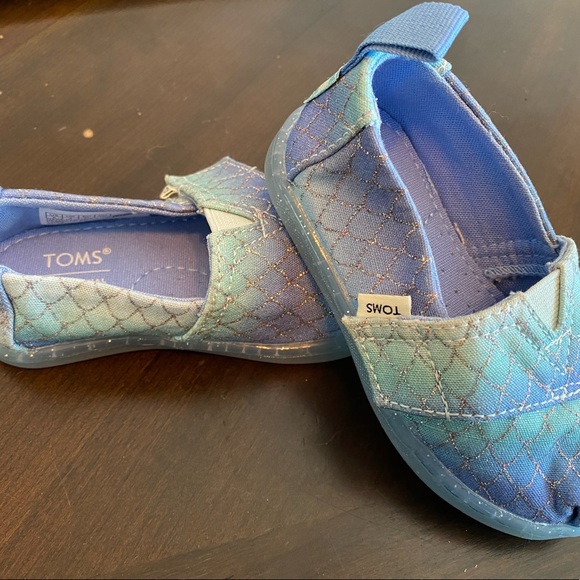 Set of 2: 1) Tom’s slip on shoes. Velcro closure & 2) Teva multicolored sandals - Picture 3 of 7